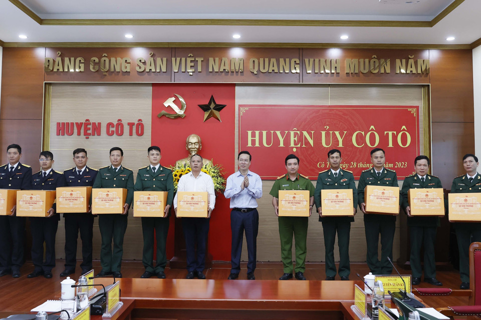 Chủ tịch nước Võ Văn Thưởng tặng quà cho các lực lượng vũ trang và nhân dân đảo Cô Tô, Quảng Ninh. (Ảnh: Thống Nhất/TTXVN)