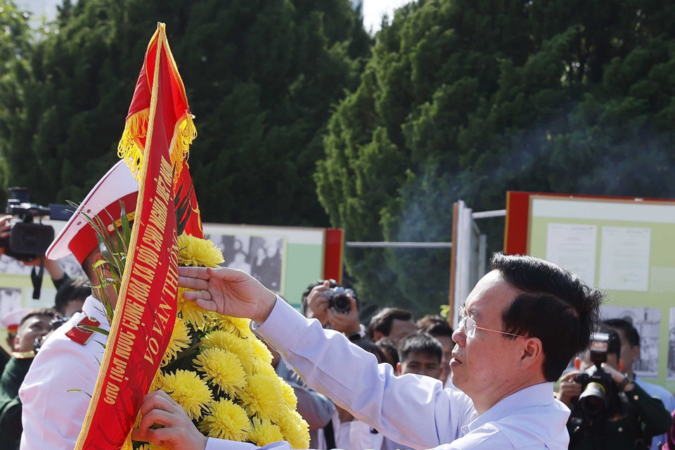 Chủ tịch nước Võ Văn Thưởng dâng hoa Chủ tịch Hồ Chí Minh tại Di tích Quốc gia Đặc biệt Khu Lưu niệm Chủ tịch Hồ Chí Minh ở huyện Cô Tô, Quảng Ninh. (Ảnh: Thống Nhất/TTXVN)