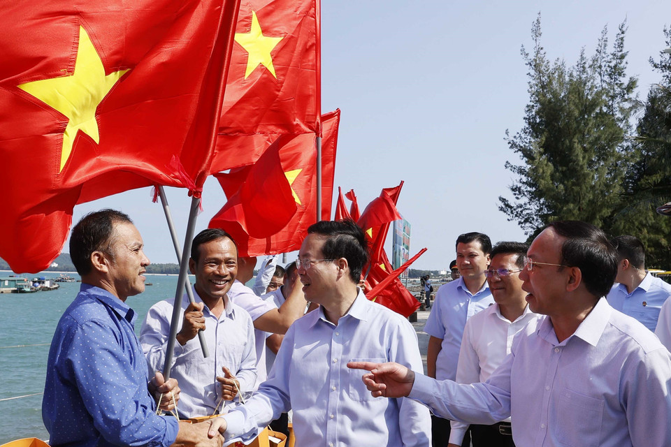 Chủ tịch nước Võ Văn Thưởng nói chuyện với ngư dân huyện đảo Cô Tô, Quảng Ninh. (Ảnh: Thống Nhất/TTXVN)