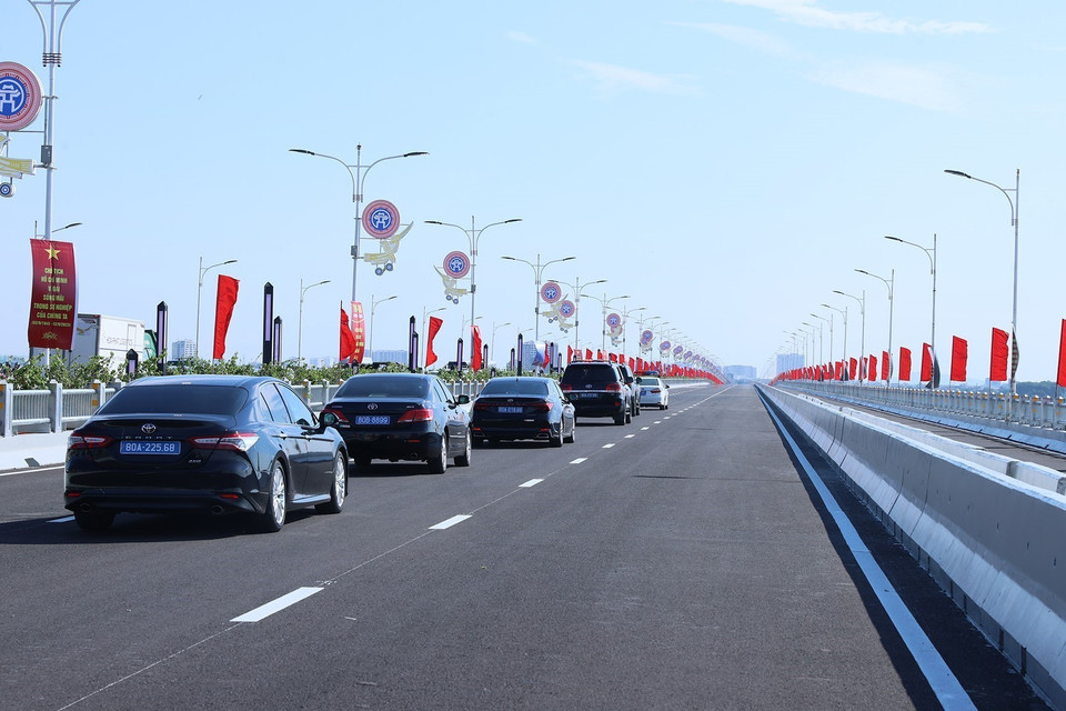 Sau hơn 2 năm thi công, Cầu Vĩnh Tuy giai đoạn 2 (Hà Nội) đã chính thức được đưa vào hoạt động để đáp ứng nhu cầu đi lại của người dân. Cây cầu này nằm song song với Cầu Vĩnh tuy giai đoạn 1. (Ảnh: Dương Giang/TTXVN)