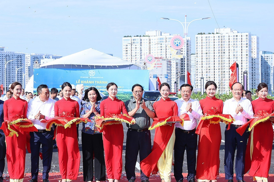 Thủ tướng Phạm Minh Chính và các đại biểu cắt băng khánh thành Cầu Vĩnh Tuy giai đoạn 2. (Ảnh: Dương Giang/TTXVN)