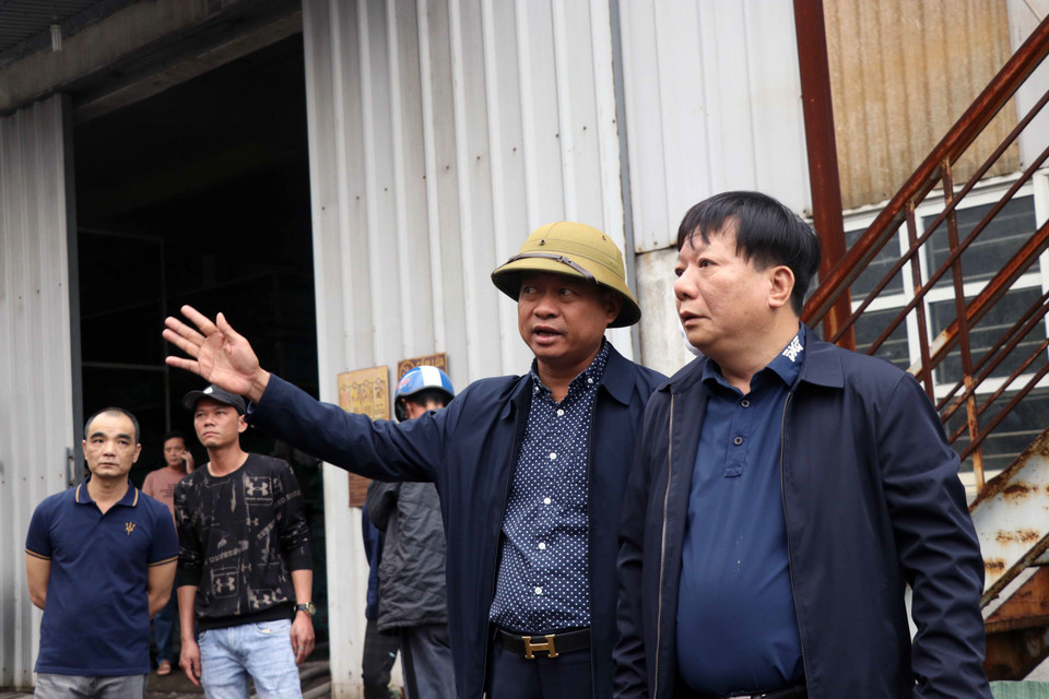 Ông Nguyễn Đức Thọ (bên phải), Phó Chủ tịch Ủy ban Nhân dân thành phố Hải Phòng chỉ đạo chữa cháy tại hiện trường. (Ảnh: Hoàng Ngọc/TTXVN)