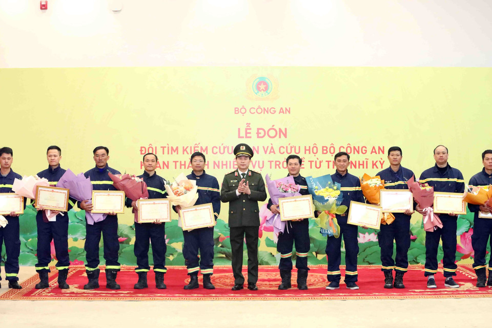 Trung tướng Lê Quốc Hùng, Uỷ viên Trung ương Đảng, Thứ trưởng Bộ Công an trao Bằng khen của Bộ trưởng Bộ Công an cho cán bộ, chiến sỹ Đội tìm kiếm cứu nạn và cứu hộ Bộ Công an hoàn thành nhiệm vụ trở về từ Thổ Nhĩ Kỳ. (Ảnh: Phạm Kiên/TTXVN)