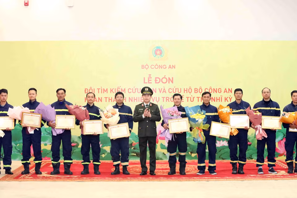 Trung tướng Lê Quốc Hùng, Uỷ viên Trung ương Đảng, Thứ trưởng Bộ Công an trao Bằng khen của Bộ trưởng Bộ Công an cho cán bộ, chiến sỹ Đội tìm kiếm cứu nạn và cứu hộ Bộ Công an hoàn thành nhiệm vụ trở về từ Thổ Nhĩ Kỳ. (Ảnh: Phạm Kiên/TTXVN)