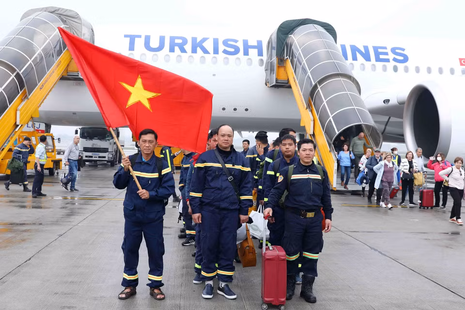 Đội tìm kiếm cứu nạn và cứu hộ Bộ Công an hoàn thành nhiệm vụ tại Thổ Nhĩ Kỳ, về đến sân bay quốc tế Nội Bài. (Ảnh: Phạm Kiên/TTXVN)