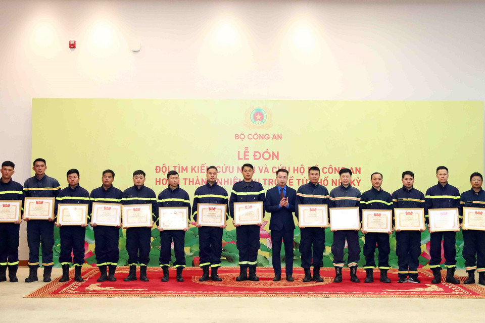 Bí thư Trung ương Đoàn Nguyễn Tường Lâm trao Bằng khen của Trung ương Đoàn cho cán bộ, chiến sỹ Đội tìm kiếm cứu nạn và cứu hộ Bộ Công an hoàn thành nhiệm vụ trở về từ Thổ Nhĩ Kỳ. (Ảnh: Phạm Kiên/TTXVN)