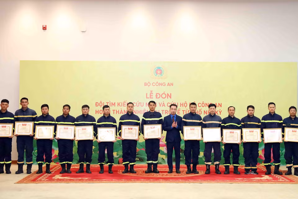 Bí thư Trung ương Đoàn Nguyễn Tường Lâm trao Bằng khen của Trung ương Đoàn cho cán bộ, chiến sỹ Đội tìm kiếm cứu nạn và cứu hộ Bộ Công an hoàn thành nhiệm vụ trở về từ Thổ Nhĩ Kỳ. (Ảnh: Phạm Kiên/TTXVN)