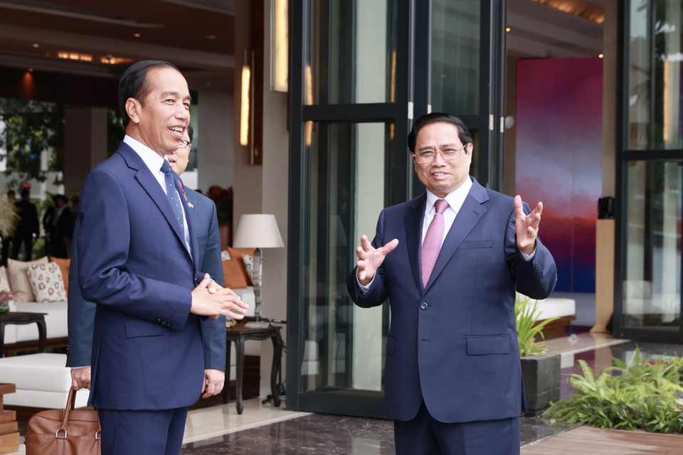 Hình ảnh Thủ tướng Phạm Minh Chính và Tổng thống Indonesia Joko Widodo tại Labuan Bajo. (Ảnh: Dương Giang/TTXVN)