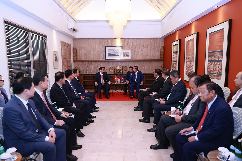 Quang cảnh buổi gặp giữa Thủ tướng Phạm Minh Chính và Thủ tướng Campuchia Hun Sen. (Ảnh: Dương Giang/TTXVN)
