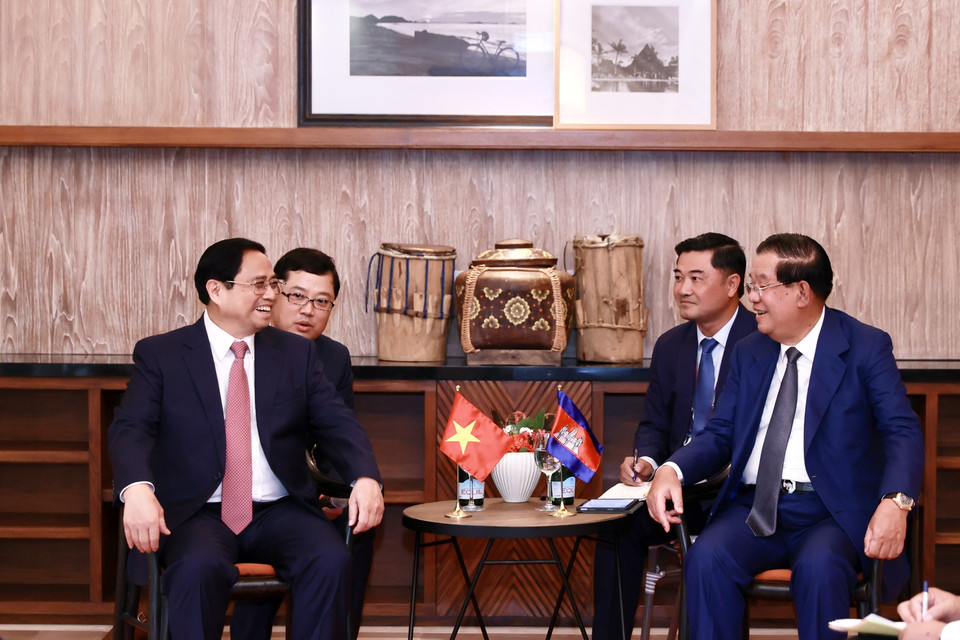 Thủ tướng Phạm Minh Chính gặp Thủ tướng Campuchia Hun Sen nhân dịp sang dự Hội nghị cấp cao ASEAN lần thứ 42 tại Labuan Bajo, Indonesia. (Ảnh: Dương Giang/TTXVN)