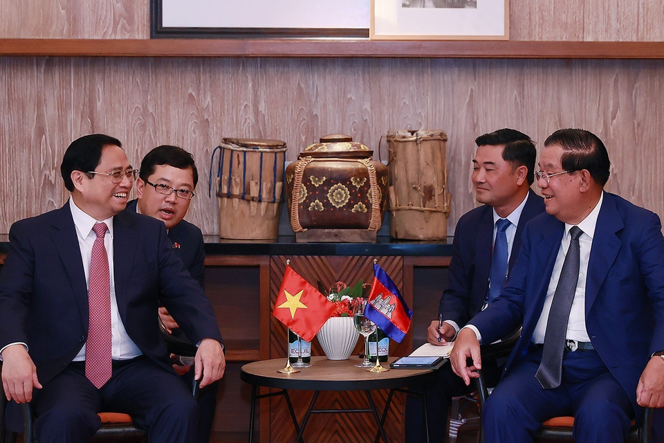 Thủ tướng Phạm Minh Chính gặp Thủ tướng Campuchia Hun Sen. (Ảnh: Dương Giang/TTXVN)
