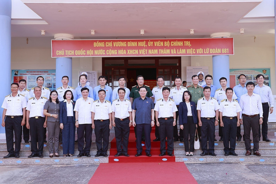 Chủ tịch Quốc hội Vương Đình Huệ và các đại biểu. (Ảnh: Doãn Tấn/TTXVN)