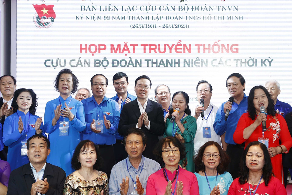 Chủ tịch nước Võ Văn Thưởng với các đại biểu dự buổi họp mặt. (Ảnh: Thống Nhất/TTXVN)