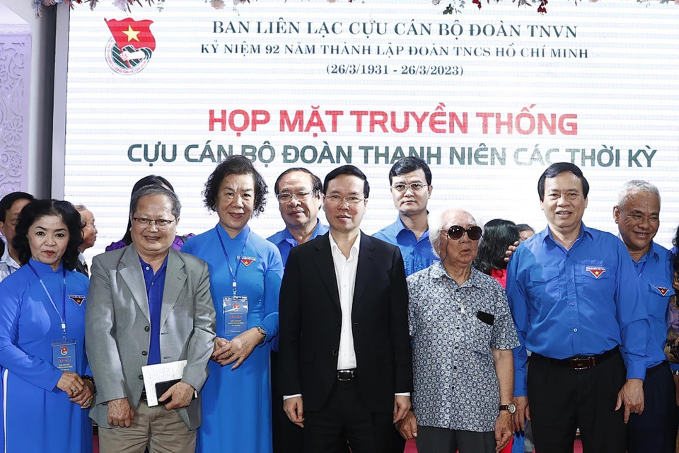 Chủ tịch nước Võ Văn Thưởng với các đại biểu dự buổi họp mặt. (Ảnh: Thống Nhất/TTXVN)