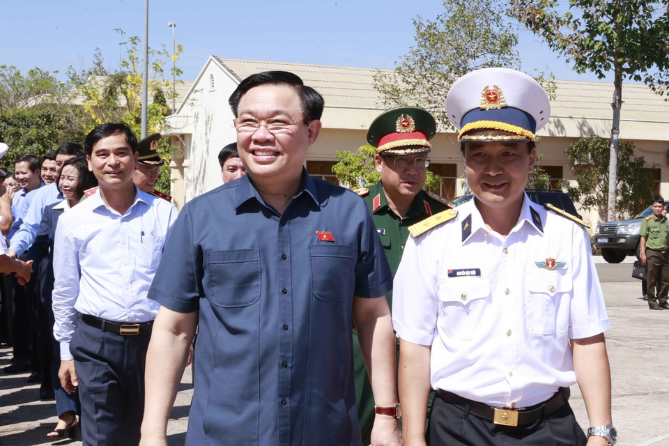 Trong chuyến thăm và làm việc tại tỉnh Bình Thuận, chiều 25/3, Chủ tịch Quốc hội Vương Đình Huệ đến thăm, động viên cán bộ, chiến sỹ Lữ đoàn tên lửa bờ 681 thuộc Quân chủng Hải Quân. (Ảnh: Doãn Tấn/TTXVN)