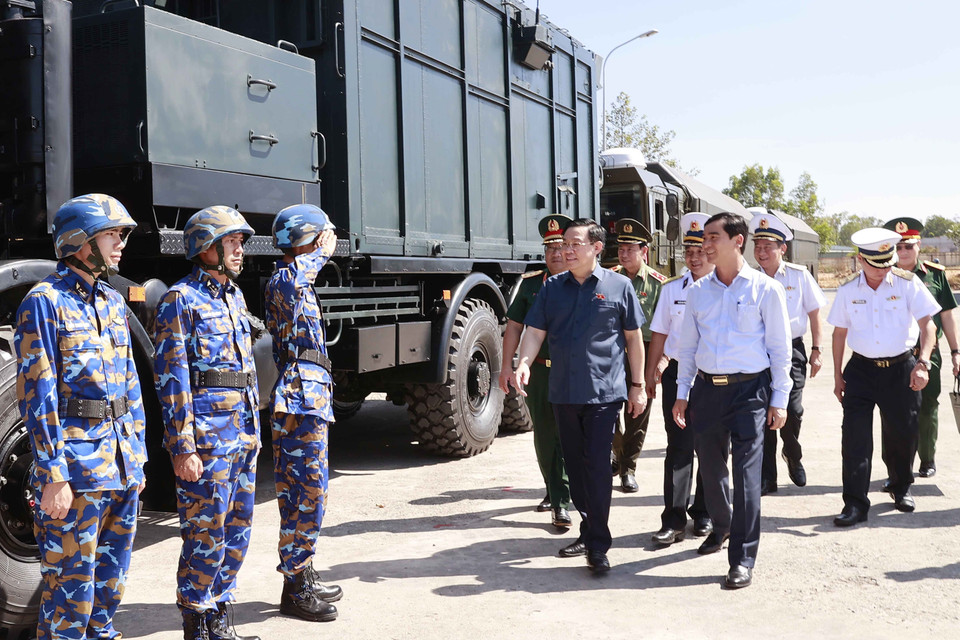 Chủ tịch Quốc hội Vương Đình Huệ và cán bộ, chiến sỹ Lữ đoàn tên lửa bờ 681. (Ảnh: Doãn Tấn/TTXVN)