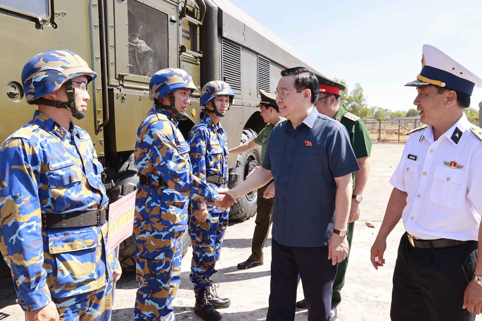 Chủ tịch Quốc hội Vương Đình Huệ thăm, động viên cán bộ, chiến sỹ vận hành phương tiện vũ khí, khí tài trận địa tên lửa Lữ đoàn tên lửa bờ 681. (Ảnh: Doãn Tấn/TTXVN)