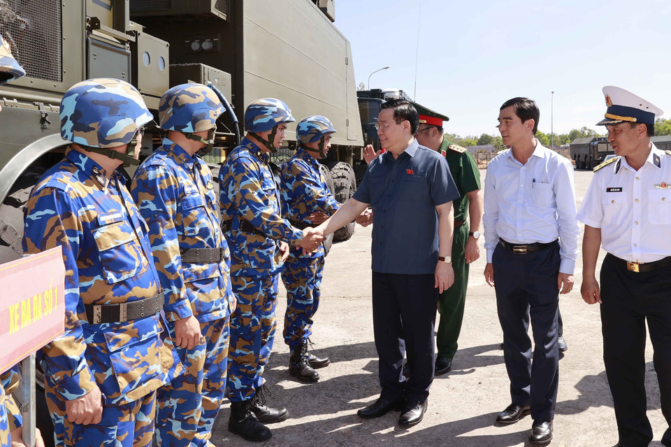 Hình ảnh Chủ tịch Quốc hội Vương Đình Huệ và cán bộ, chiến sỹ Lữ đoàn tên lửa bờ 681. (Ảnh: Doãn Tấn/TTXVN)