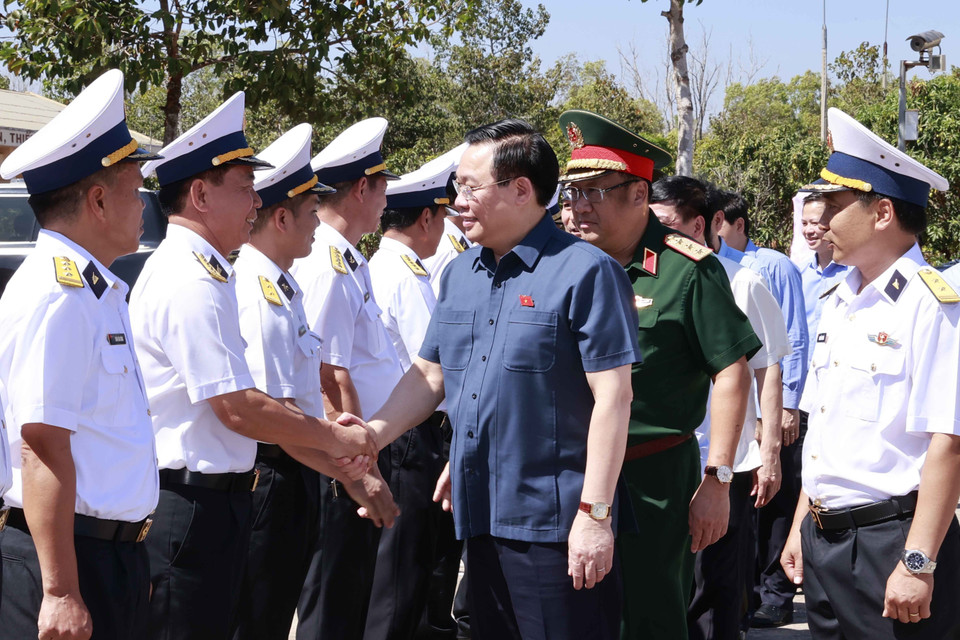 Chủ tịch Quốc hội Vương Đình Huệ thăm, động viên cán bộ, chiến sỹ Lữ đoàn tên lửa bờ 681. (Ảnh: Doãn Tấn/TTXVN)