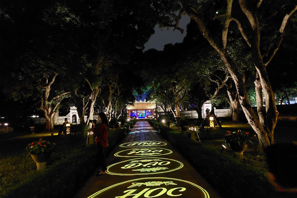 Không gian Di tích Văn Miếu-Quốc Tử Giám lung linh về đêm. (Ảnh: Đinh Thuận/TTXVN)