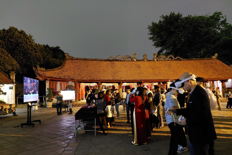 Du khách trải nghiệm tại Tour Đêm Văn Miếu-Quốc Tử Giám. (Ảnh: Đinh Thuận/TTXVN)