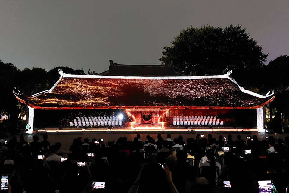 Trình chiếu show Mapping 3D tại khu vực Sân Thái học Di tích Văn Miếu-Quốc Tử Giám. (Ảnh: Đinh Thuận/TTXVN)