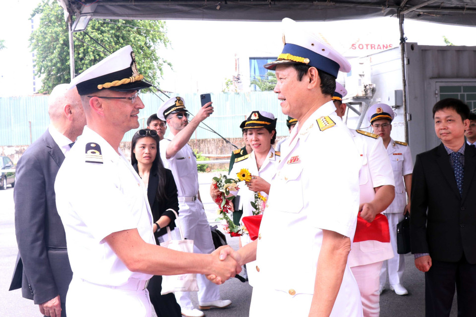 Đại tá Lê Nam Sơn, Phó Lữ đoàn trưởng Lữ đoàn 125, Bộ Tư lệnh Vùng 2 Hải quân đón Trung tá Giovanni Monno chỉ huy tàu ITS Morosini sau khi cập bến cảng Thành phố Hồ Chí Minh. (Ảnh: Xuân Khu/TTXVN)