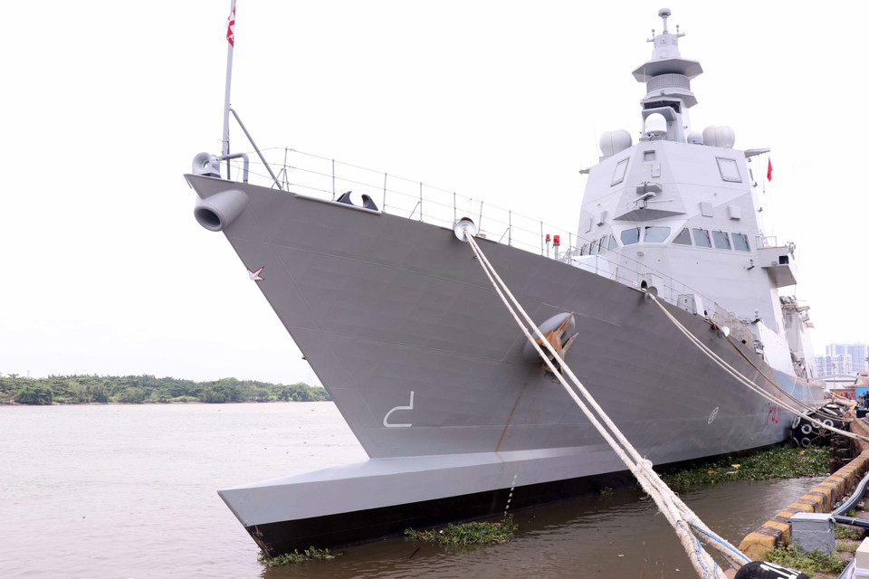 Tàu ITS Morosini dài 143m, được thiết kế mũi kép xuyên sóng đặc biệt nhằm tối ưu hóa hiệu suất hoạt động trên biển. (Ảnh: Xuân Khu/TTXVN)