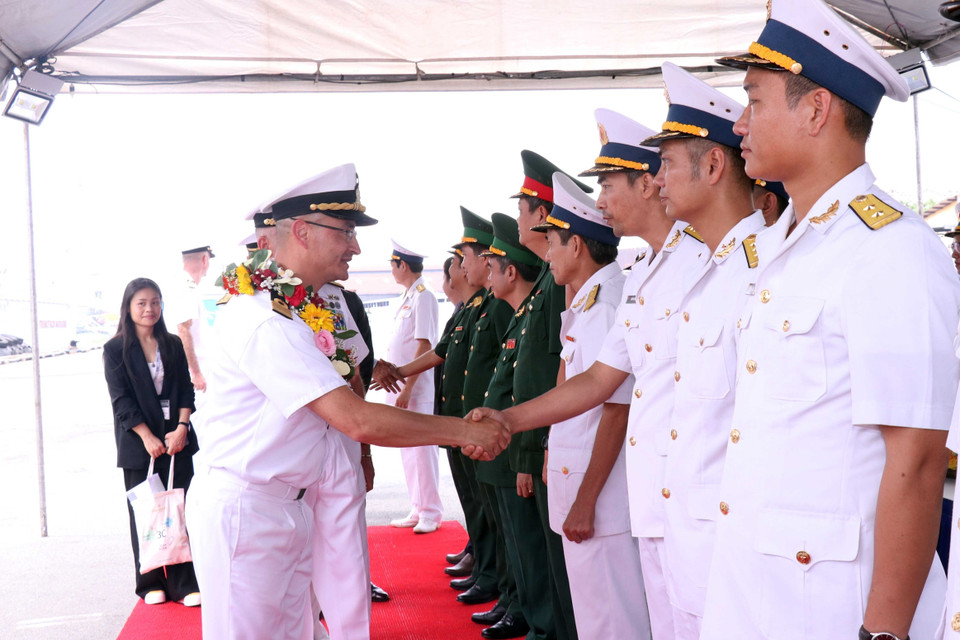 Các sỹ quan, chiến sỹ Hải quân, bộ đội biên phòng chào đón Trung tá Giovanni Monno chỉ huy tàu ITS Morosini sau khi cập bến cảng Thành phố Hồ Chí Minh. (Ảnh: Xuân Khu/TTXVN)