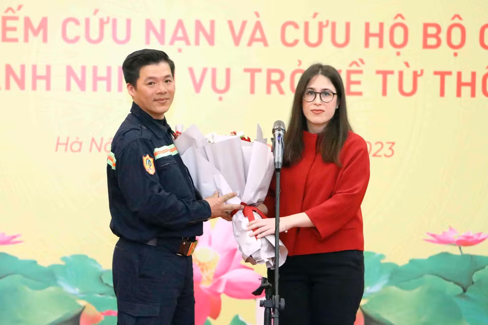 Phó Đại sứ Thổ Nhĩ Kỳ tại Việt Nam Devletsah Yayan tặng hoa chúc mừng cán bộ, chiến sỹ đội tìm kiếm cứu nạn và cứu hộ Bộ Công an hoàn thành nhiệm vụ trở về nước. (Ảnh: Phạm Kiên/TTXVN)