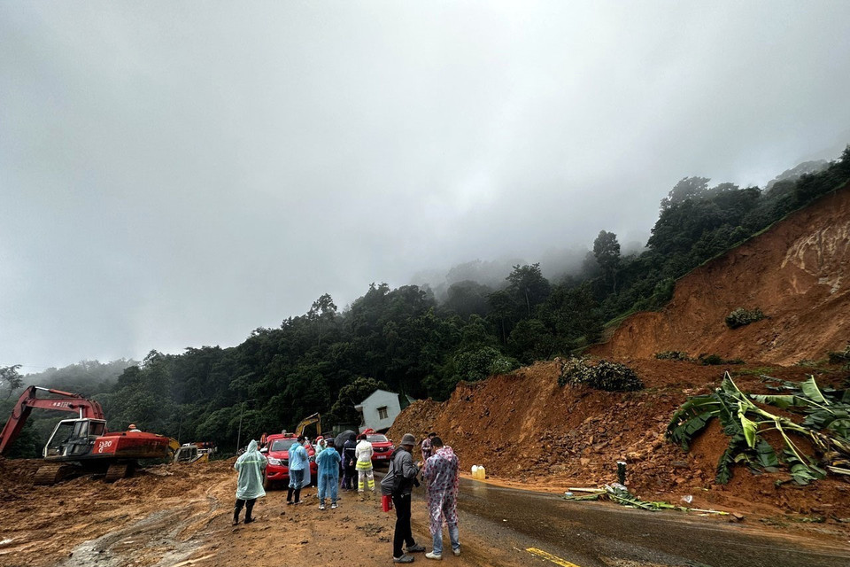 Các lực lượng nỗ lực giải tỏa khu vực đèo Bảo Lộc. (Ảnh: Nguyễn Dũng/TTXVN)