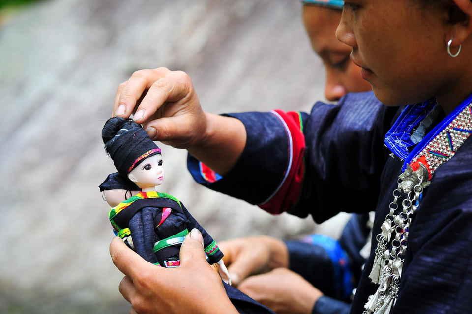 Sản phẩm được hoàn thiện một cách chỉn chu, tỉ mỉ. (Ảnh: Nam Thái/TTXVN)