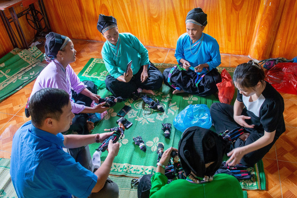 Từ tháng 3/2023 đến nay, Huyện đoàn Xín Mần (Hà Giang) kết hợp cùng các đơn vị, đoàn viên thanh niên ở các thôn, bản triển khai dự án búp bê với trang phục dân tộc, góp phần giữ gìn bản sắc văn hóa. (Ảnh: Nam Thái/TTXVN)