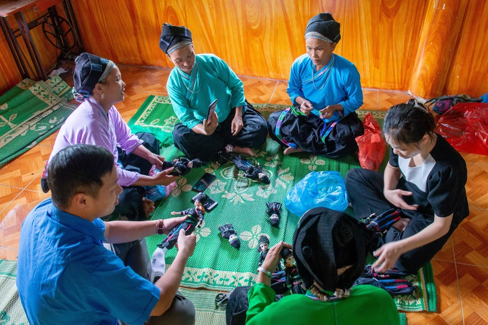 Từ tháng 3/2023 đến nay, Huyện đoàn Xín Mần (Hà Giang) kết hợp cùng các đơn vị, đoàn viên thanh niên ở các thôn, bản triển khai dự án búp bê với trang phục dân tộc, góp phần giữ gìn bản sắc văn hóa. (Ảnh: Nam Thái/TTXVN)
