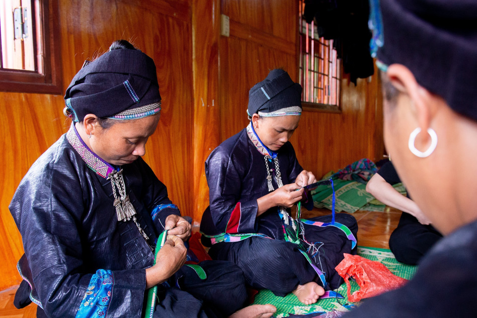 Để đảm bảo tính chính xác về thiết kế và thi công trang phục dân tộc, đoàn viên thanh niên dân tộc nào sẽ làm trang phục búp bê về dân tộc đó. (Ảnh: Nam Thái/TTXVN)