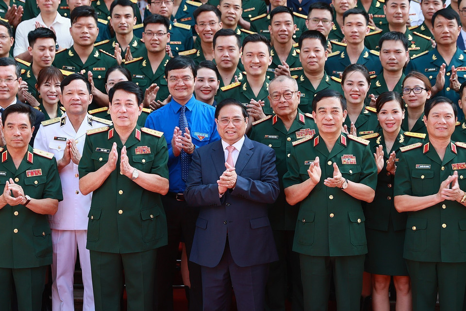 Thủ tướng Phạm Minh Chính chụp ảnh chung với các đại biểu tham dự buổi lễ. (Ảnh: Dương Giang/TTXVN)