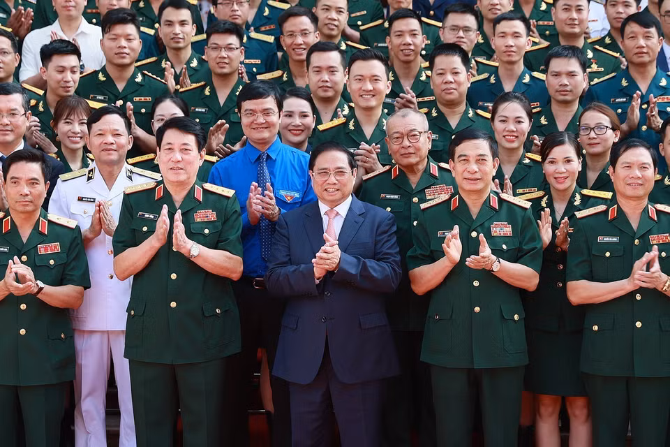 Thủ tướng Phạm Minh Chính chụp ảnh chung với các đại biểu tham dự buổi lễ. (Ảnh: Dương Giang/TTXVN)