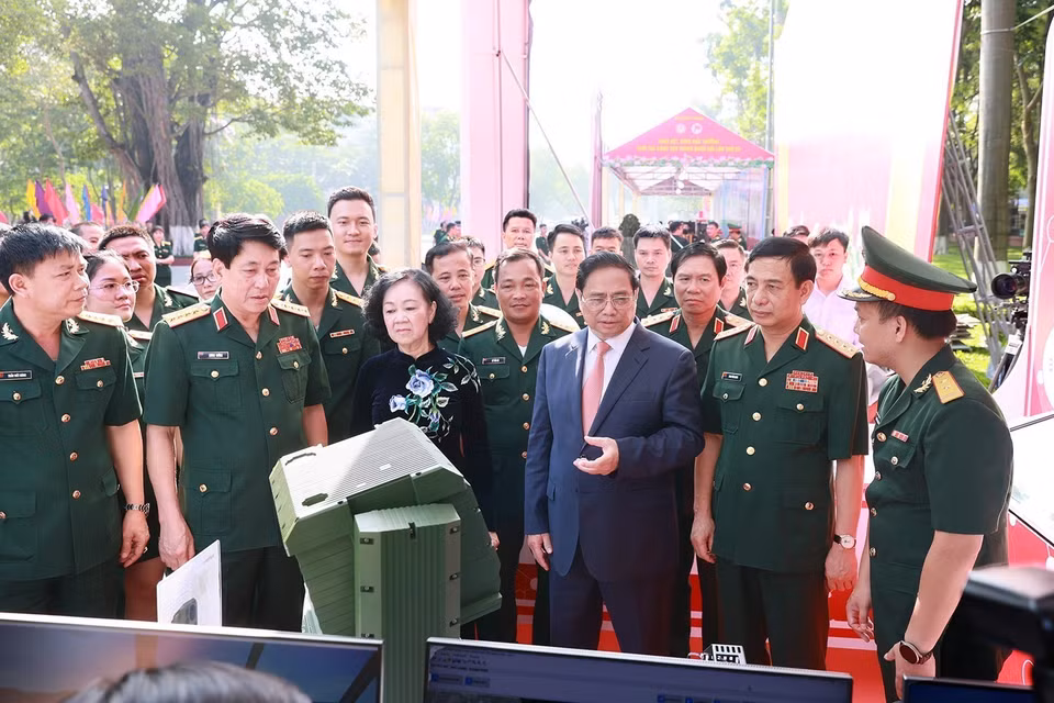 Thủ tướng Phạm Minh Chính tham quan trưng bày các sản phẩm sáng tạo của tuổi trẻ quân đội. (Ảnh: Dương Giang/TTXVN)
