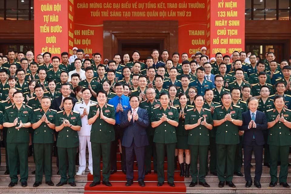Hình ảnh Thủ tướng Phạm Minh Chính chụp ảnh chung với các đại biểu tham dự buổi lễ. (Ảnh: Dương Giang/TTXVN)