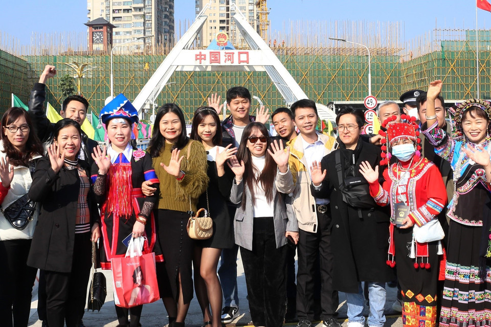 Gặp mặt giao lưu giữa cư dân biên giới trên cầu Hồ Kiều 2 sau gần 3 năm đóng cửa biên giới để chống dịch COVID-19. (Ảnh: Quốc Khánh/TTXVN)