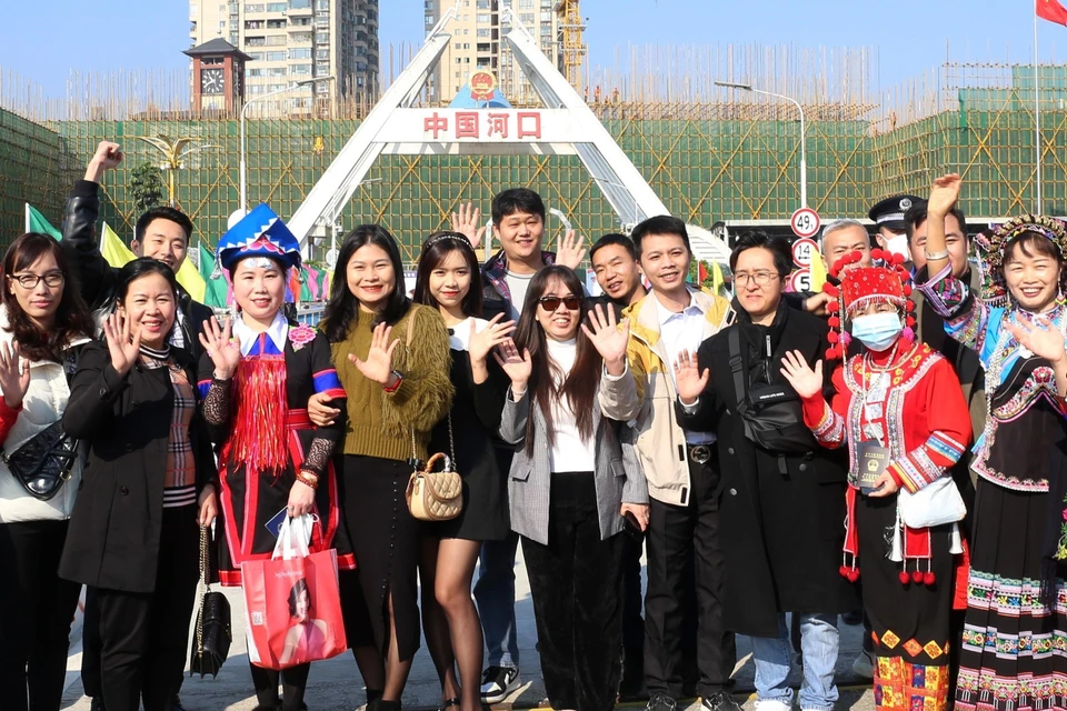 Gặp mặt giao lưu giữa cư dân biên giới trên cầu Hồ Kiều 2 sau gần 3 năm đóng cửa biên giới để chống dịch COVID-19. (Ảnh: Quốc Khánh/TTXVN)