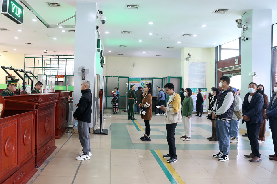 Những du khách, cư dân biên giới làm thủ tục nhập cảnh tại Cửa khẩu đường bộ quốc tế Lào Cai. (Ảnh: Quốc Khánh/TTXVN)