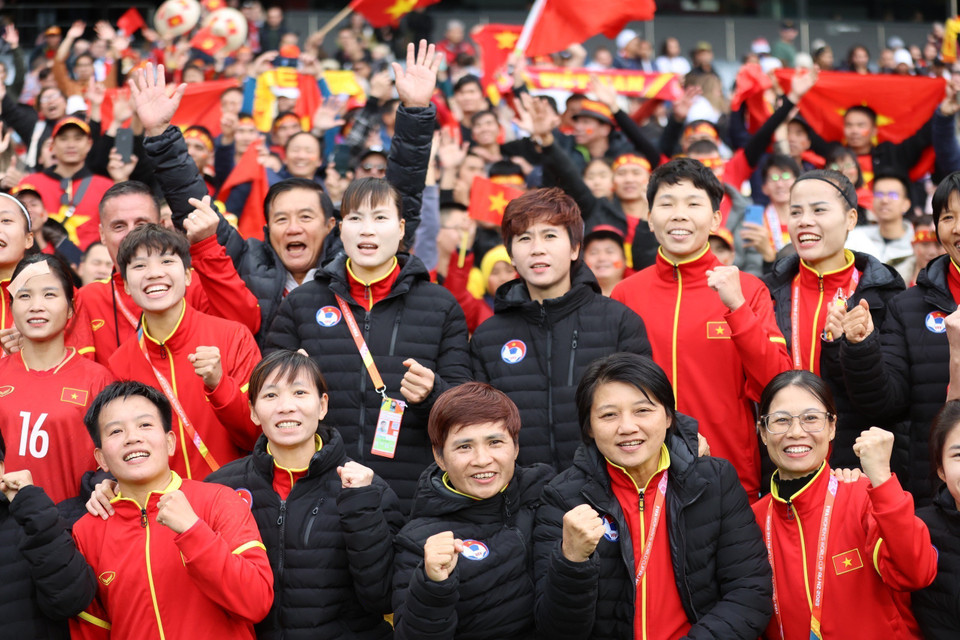 Các cầu thủ Nữ Việt Nam chụp ảnh cùng người hâm mộ. (Ảnh: TTXVN phát)