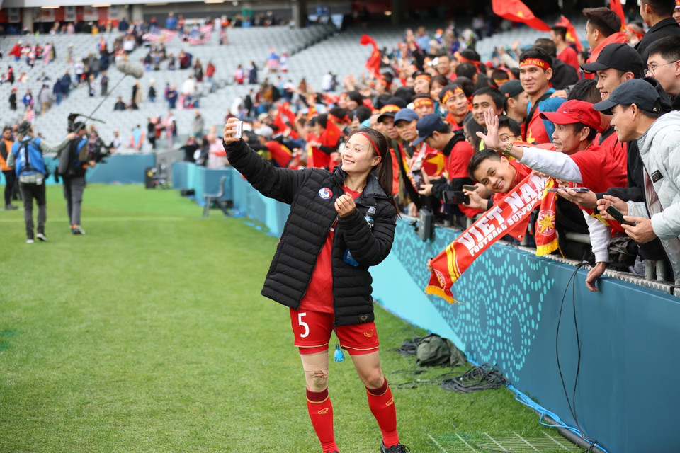 Hậu vệ Hoàng Thị Loan chụp ảnh cùng cổ động viên. (Ảnh: TTXVN phát)