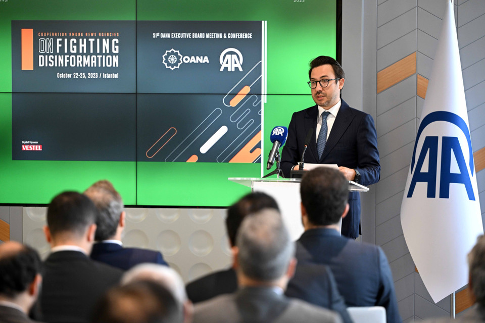 Ông Sedar Karagöz, Chủ tịch kiêm Giám đốc điều hành Hãng thông tấn Anadolu của Thổ Nhĩ Kỳ (AA) phát biểu chào mừng. (Ảnh: AA)