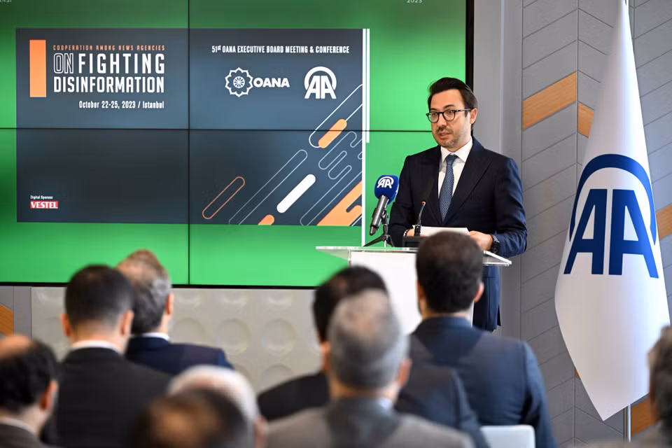 Ông Sedar Karagöz, Chủ tịch kiêm Giám đốc điều hành Hãng thông tấn Anadolu của Thổ Nhĩ Kỳ (AA) phát biểu chào mừng. (Ảnh: AA)