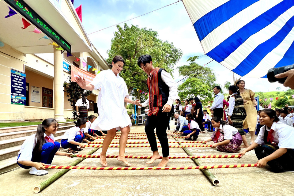 Chủ tịch Thượng viện Vương quốc Bỉ Stephanie D’Hose giao lưu, nhảy sạp với học sinh Trường Trung học Cơ sở Húc, huyện Hướng Hóa, Quảng Trị. (Ảnh: Nguyên Linh/TTXVN)