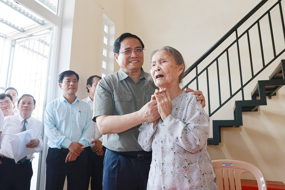 Thủ tướng Phạm Minh Chính thăm, động viên người dân Khu tái định cư Dự án di dời dân cư giải phóng mặt bằng khu vực I Kinh Thành Huế. (Ảnh: Dương Giang/TTXVN)