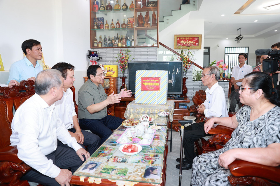 Chiều 25/3, tại Thừa Thiên Huế, Thủ tướng Phạm Minh Chính đi kiểm tra Khu tái định cư Dự án di dời dân cư giải phóng mặt bằng khu vực I Kinh Thành Huế. (Ảnh: Dương Giang/TTXVN)