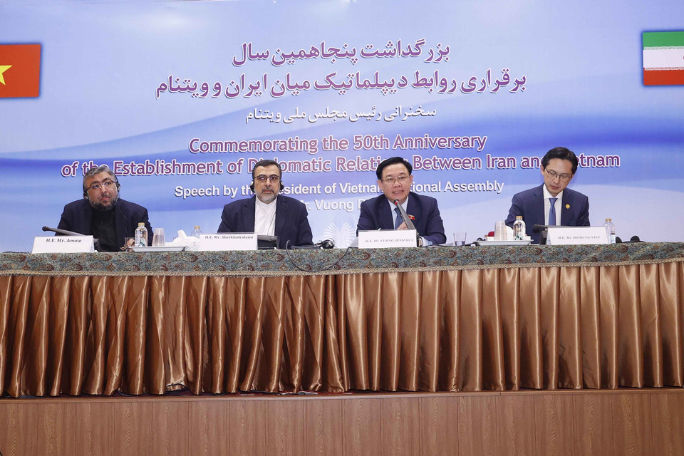 Chủ tịch Quốc hội Vương Đình Huệ trả lời các câu hỏi của đại biểu Iran. (Ảnh: Doãn Tấn/TTXVN)